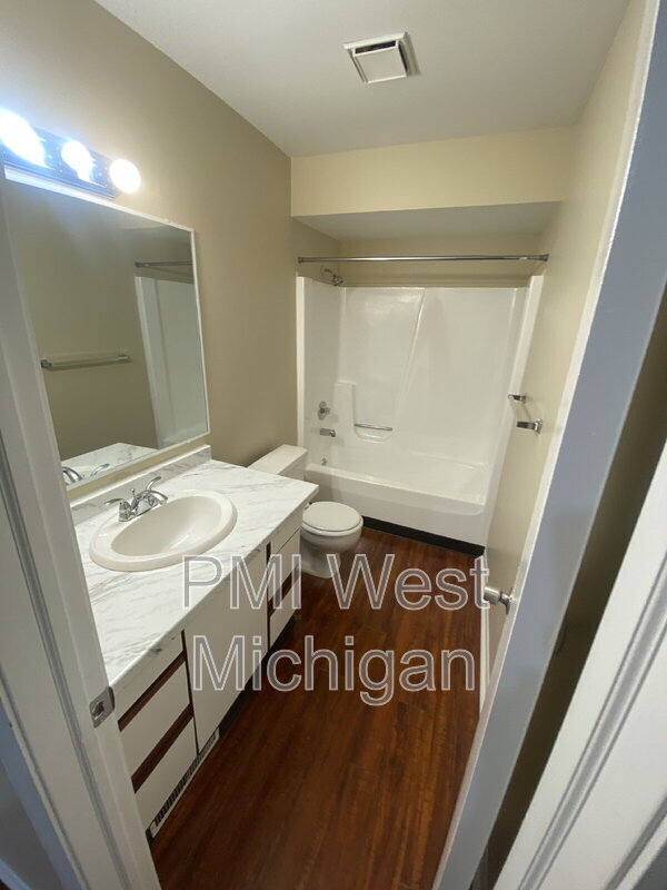 Building Photo - 6081 In the Pines Dr SE