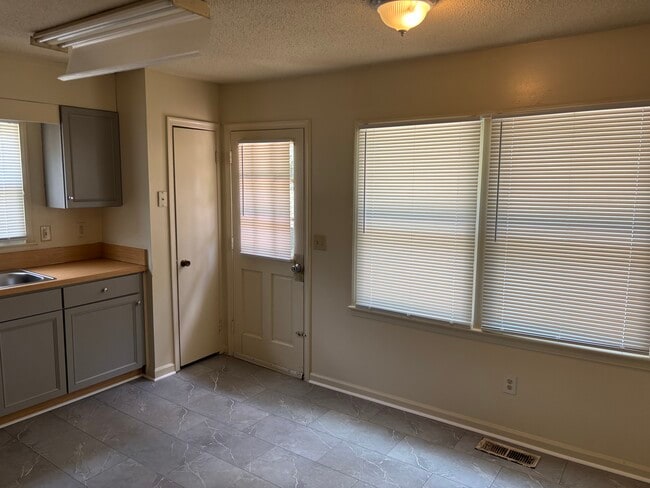 Building Photo - 1906 Wickham Ave