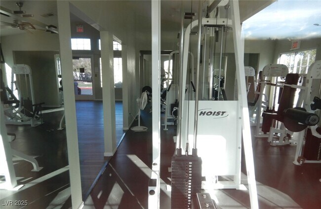 Building Photo - 2607 Country Maple Ave