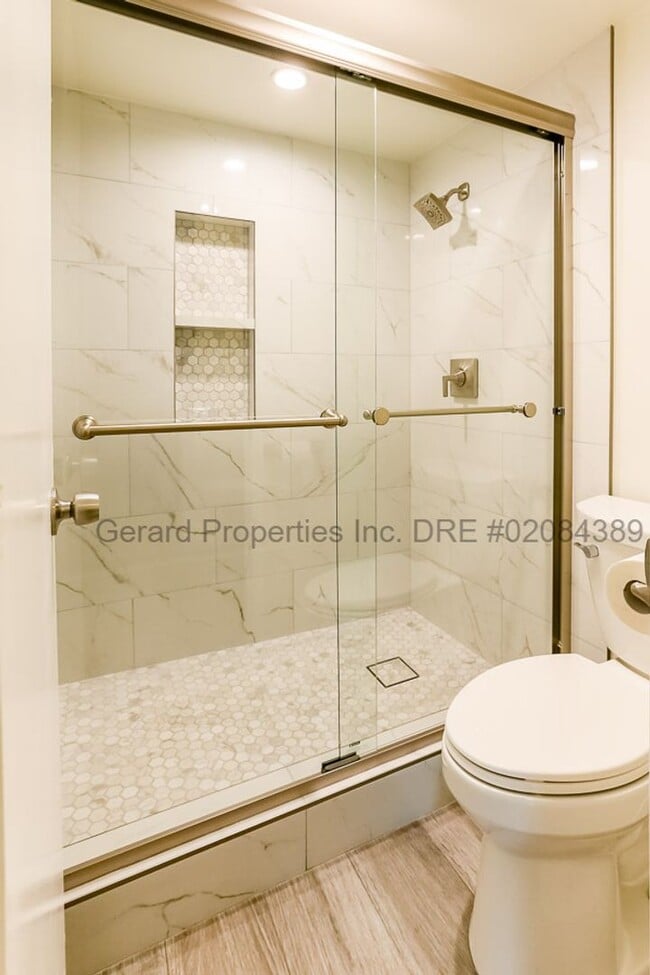 Building Photo - 3 bedroom Townhome with downstairs primary...