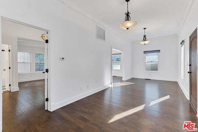 Building Photo - 6117 Glen Holly St