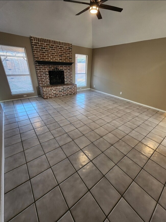 Building Photo - 3 bed 2 bath 2 car garage