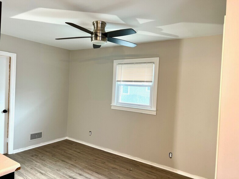 Dining Room - 620 N State St