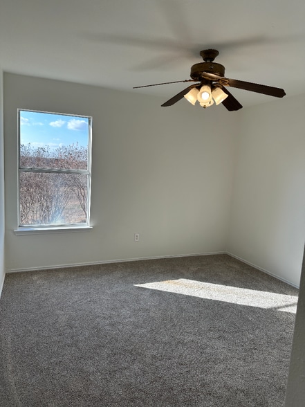 Building Photo - 4205 Lakeside Dr