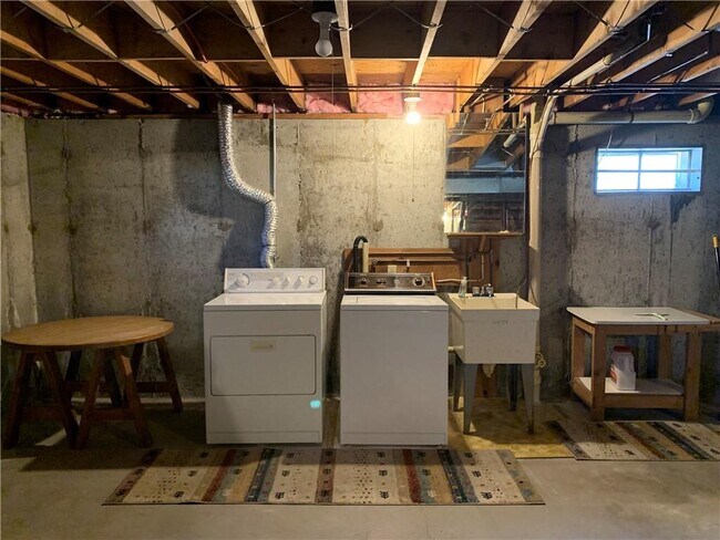 Building Photo - 14 Ferncrest Dr