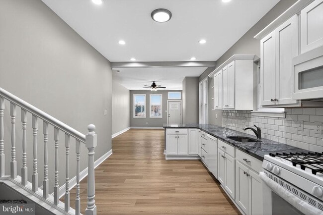 Building Photo - 325 Monmouth St