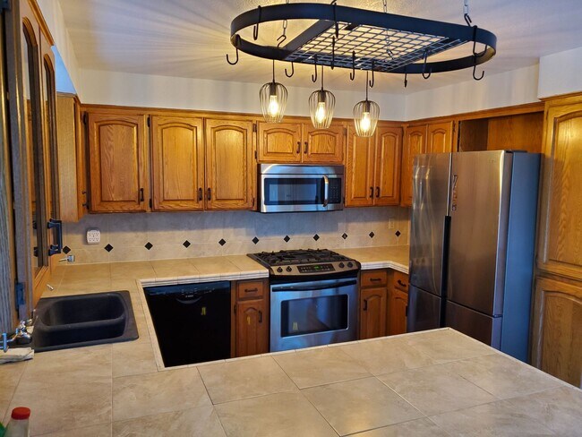 Building Photo - Versatile 4BR/2BA Split-Level South Hill H...