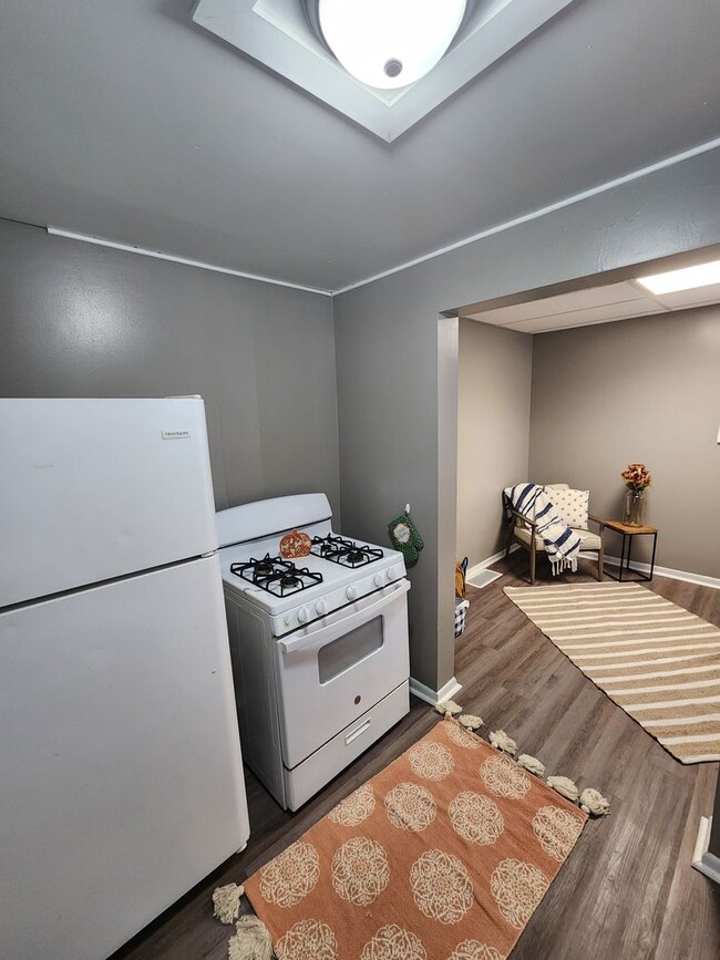 Building Photo - Updated 1 bedroom 1st floor apartment