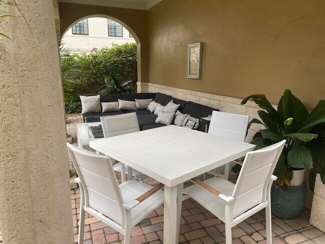 Building Photo - 580 S Sapodilla Ave