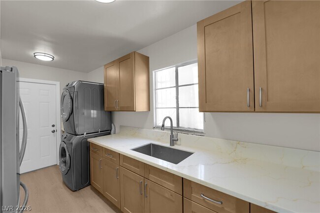 Building Photo - 433 N 10th St
