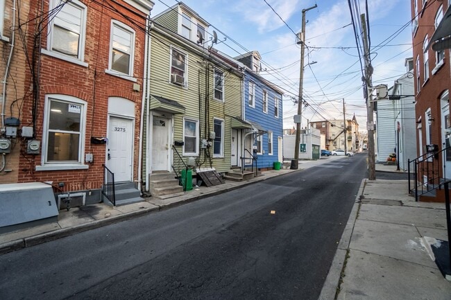 Building Photo - Affordable 3BR Home with Private Yard – Walk to Downtown!