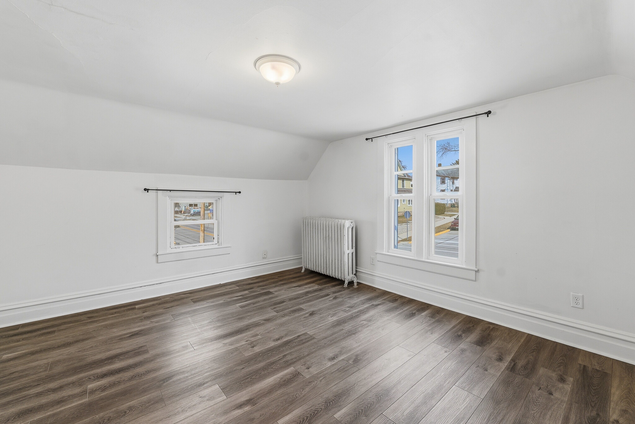 Building Photo - 418 S Spring St