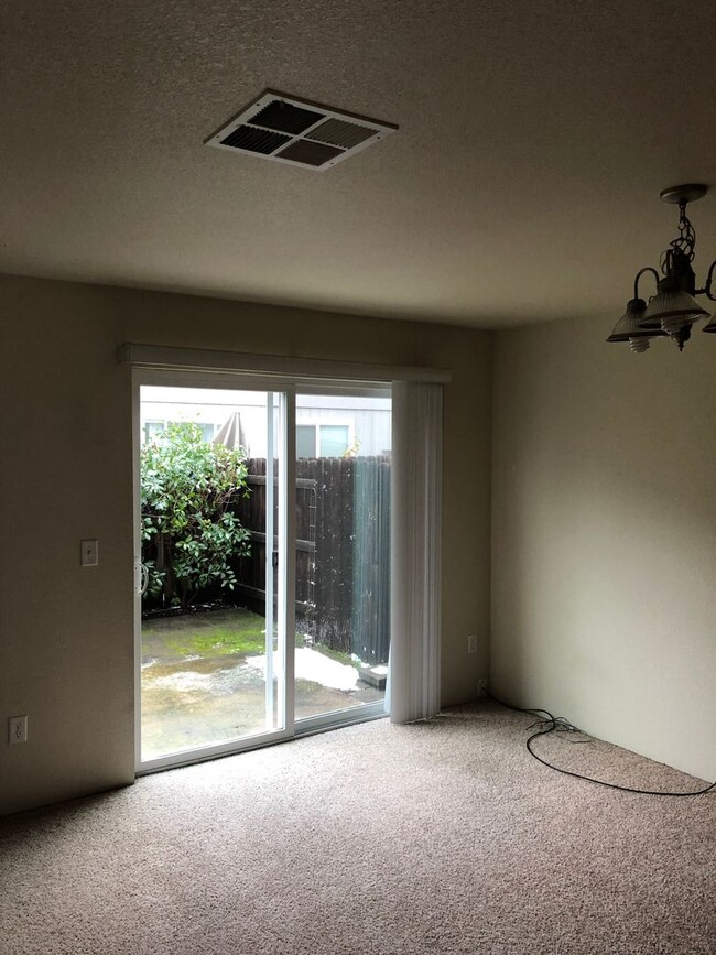 Building Photo - Nice 2bd/2.5bth Townhome in the desirable ...