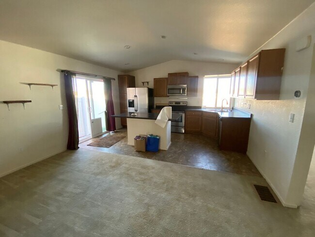 Building Photo - Three bathroom three bedroom home for rent