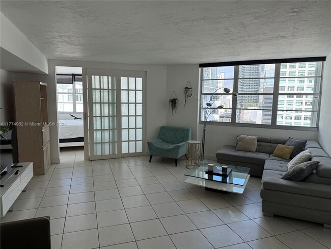 Building Photo - 801 Brickell Bay Dr
