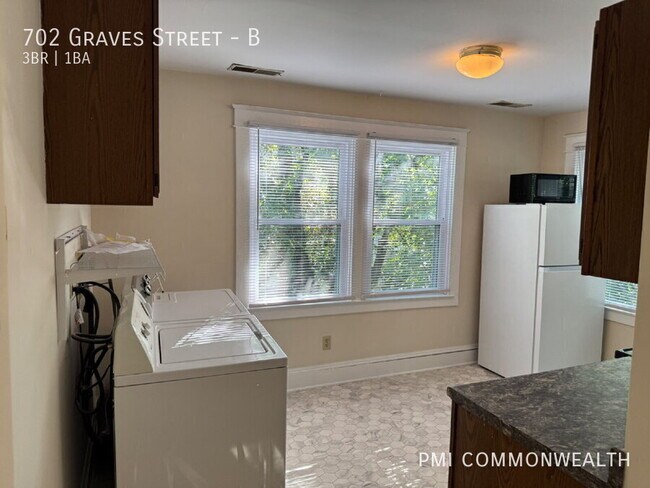 Building Photo - 702 Graves St