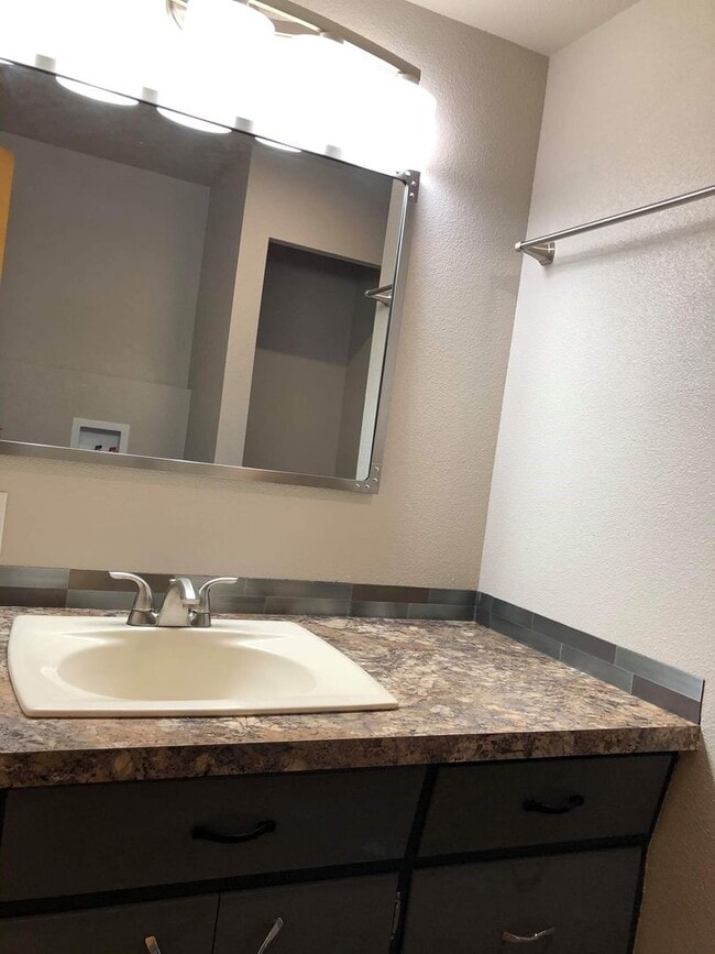 Building Photo - Beautifully updated 3 bedroom Orchards house