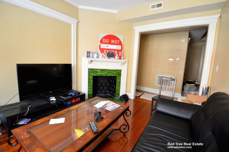 Building Photo - 10 Strathmore Rd