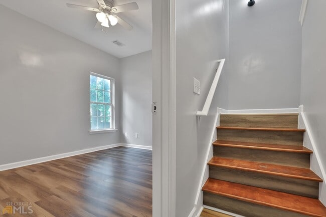 Building Photo - 528 Emily Pl NW