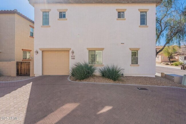 Building Photo - Lifestyle and convenience all in one!