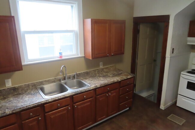 Building Photo - 806 E Deshler Ave