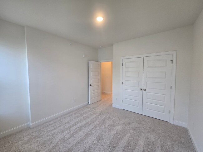 Building Photo - Brand Spankin' New Condo on White St!