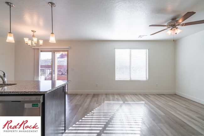 Building Photo - 4 Bed/2.5 Bath Townhome in Desert Bluff!