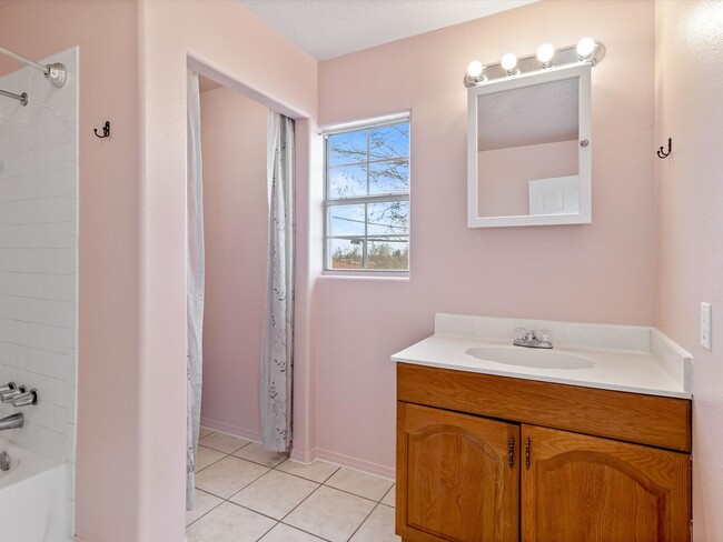 Building Photo - Charming 1 Bed / 1.5 Bath Rental Ready to ...