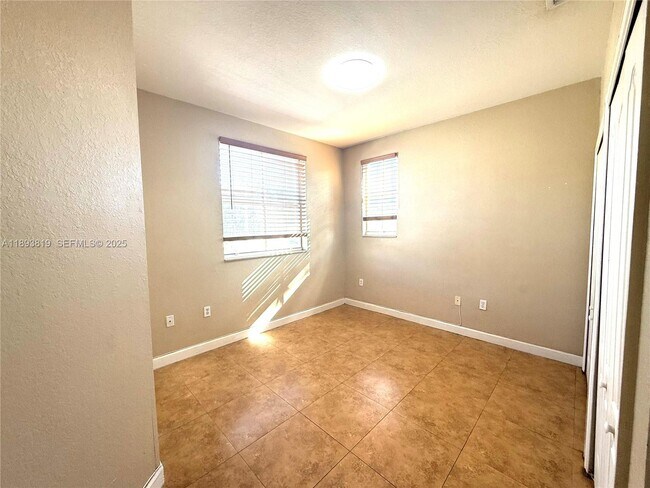 Building Photo - 1656 SE 29th Ct