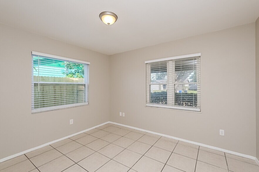 Building Photo - 908 Pine Ridge Cir E