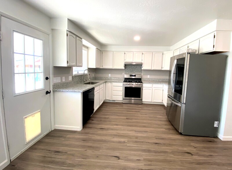 Kitchen and Dining Area - 219 W Clark St