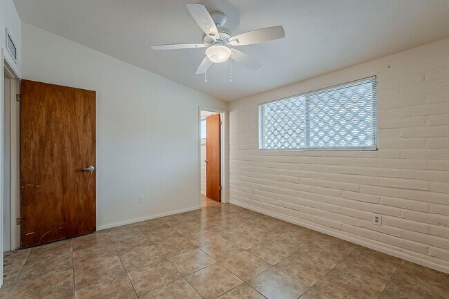 Building Photo - 1437 E Lester St
