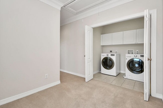 Building Photo - 833 Rosine St