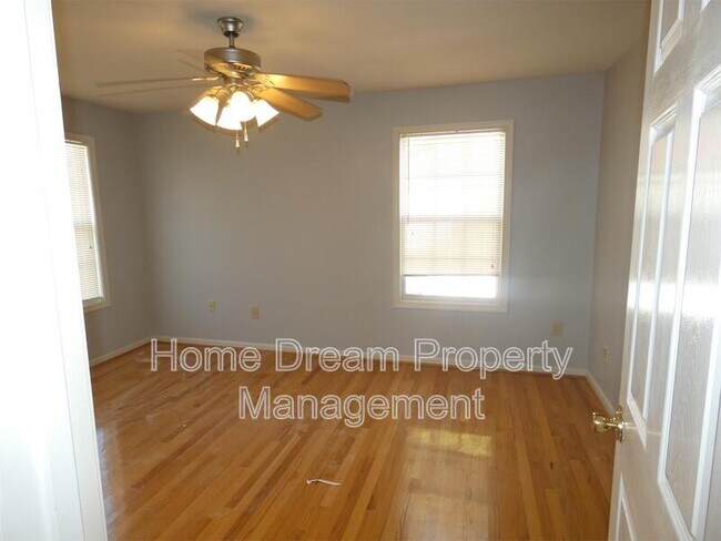 Building Photo - 2623 Van Buren St