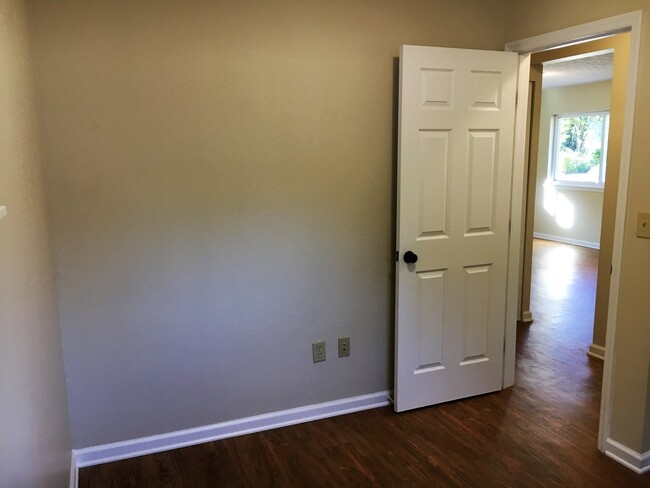 Building Photo - **REMODELED 2-BEDROOM HOME w/ GARAGE IN NO...