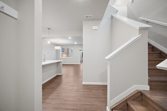 Building Photo - Modern 2 Bedroom, 2.5 Bathroom Townhome with a Loft, Central A/C, Gas Fireplace, and Washer and D...