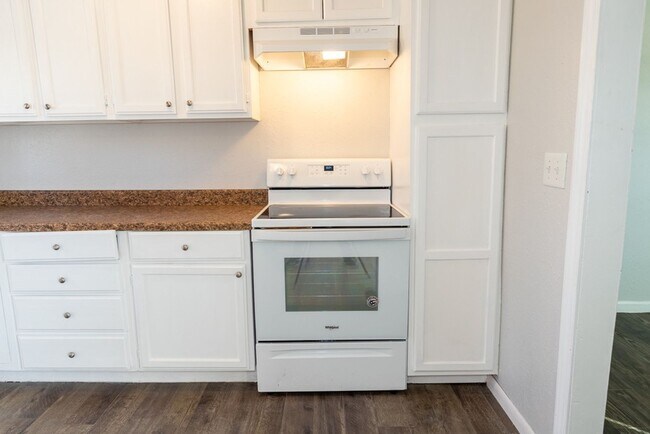 Building Photo - 3 BED/ 1 BATH IN UP AND COMING NEIGHBORHOOD