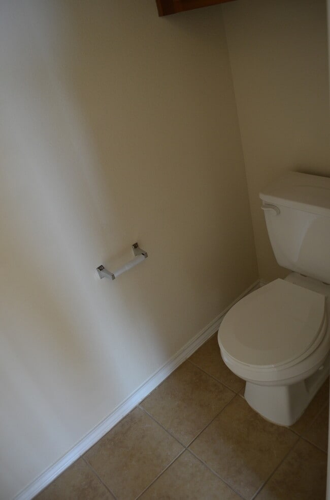 Building Photo - HUGE 5 BEDROOM HOME IN SAVANNAH HEIGHTS!