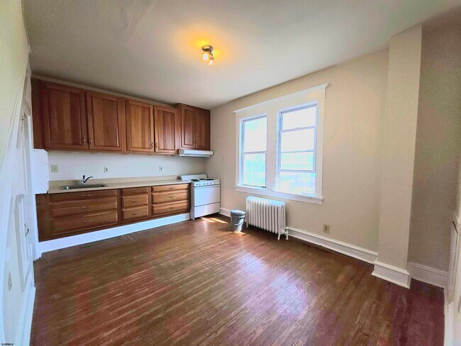 Building Photo - 6215 Ventnor Ave