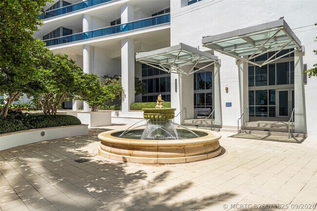 Building Photo - 5959 Collins Ave