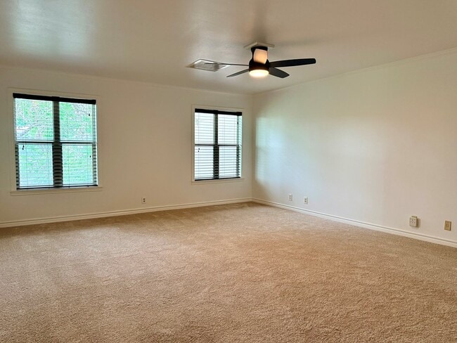 Building Photo - 511 Fairway Dr