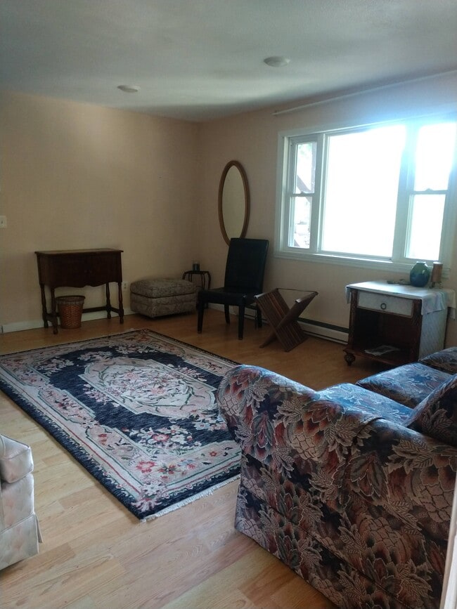 Living room - 104 Greenwood Ln