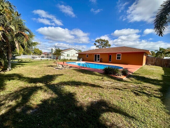 Building Photo - 316 NW Avens St