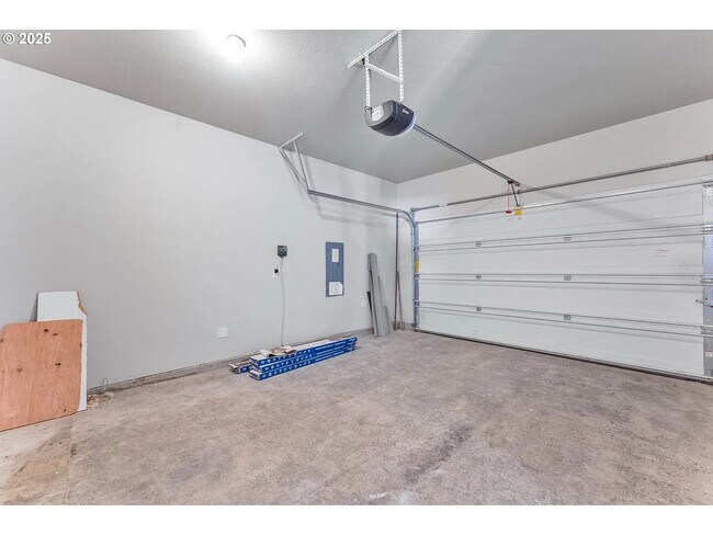Building Photo - Modern Home 4 Beds 3 Baths in Beaverton!
