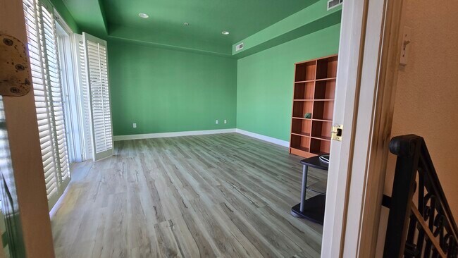 Building Photo - 10833 Kling St