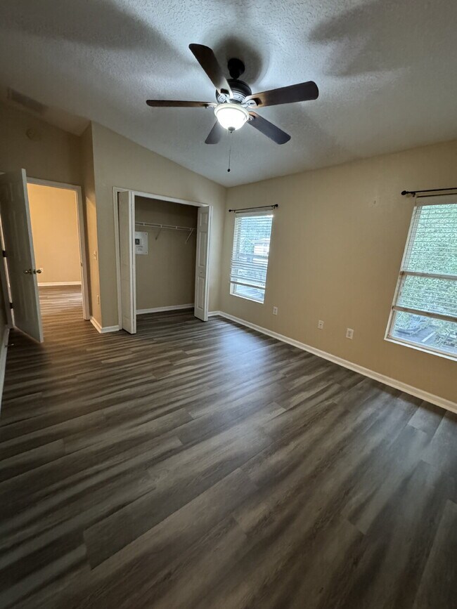 Building Photo - 2 Bed, 2 Bath Condo in Gated Community wit...