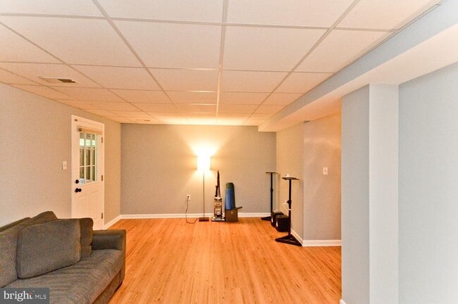 Building Photo - 9505 Baroness Ct