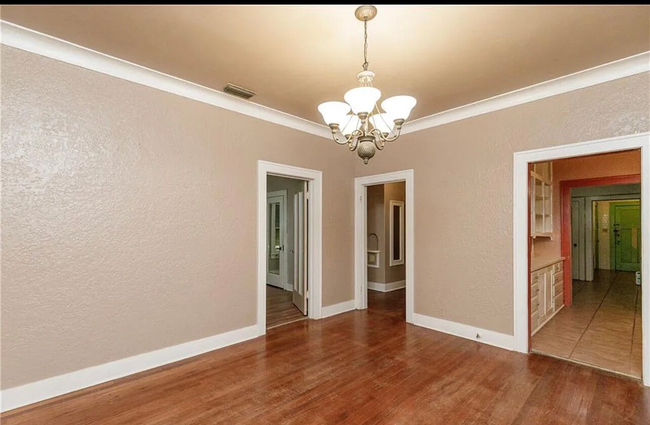 Building Photo - 208 E Ligustrum Blvd
