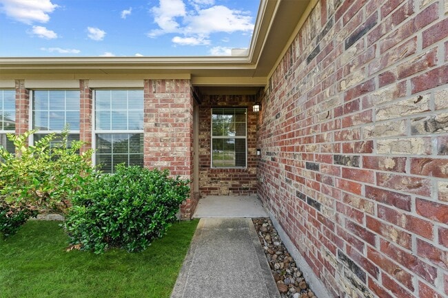 Building Photo - 2611 Verano Dr