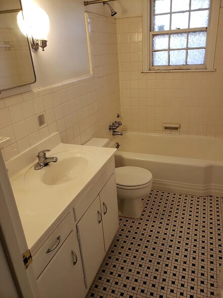 Building Photo - 1506 Garland Dr
